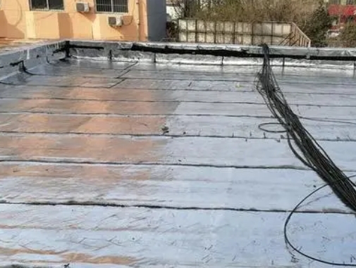 平凉卫生间漏水维修公司分享下平凉屋面楼顶防水刚性防水层施工要点。